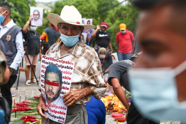Manifestantes piden justicia por el asesinato de Berta Cáceres en Honduras. 