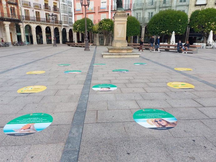 Vinilos Colocados En La Plaza Mayor Para Concienciar De La Prevención Del Cáncer De Piel.