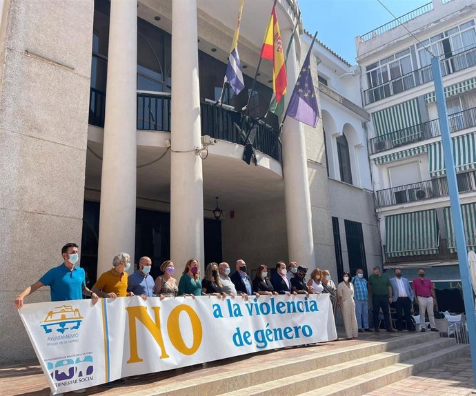 Minuto de silencio en la pueta del Ayuntamiento de Rincón el 3 de agosto tras conocerse el asesinato de una mujer en el municipio de Rincón de la Victoria.
