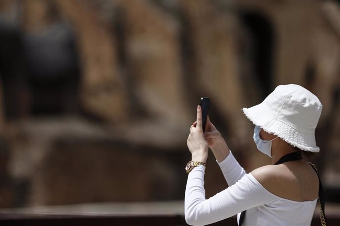 01 August 2021, Italy, Rome: A tourist wearing a face mask takes pictures with her phone in the Colosseum. Photo: Cecilia Fabiano/LaPresse via ZUMA Press/dpa