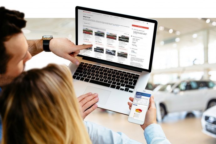 Archivo - Compradores 'online' de automóviles