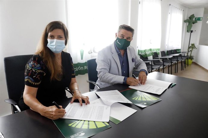 La responsable de Solidaridad Social y Educación de la Fundación Unicaja, Ana Cabrera, visitó el recién inaugurado centro junto al presidente de la Asociación Española Contra el Cáncer en Málaga, Joaquín Morales.