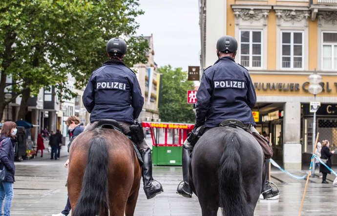 Archivo - Dos agentes de la Policía de Alemania
