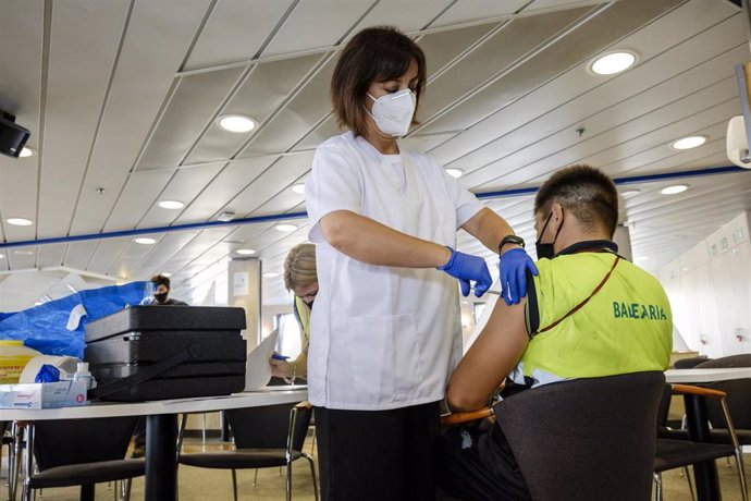 Balearia tendrá a las tripulaciones vacunadas esta semana gracias al plan de vacunación adicional.