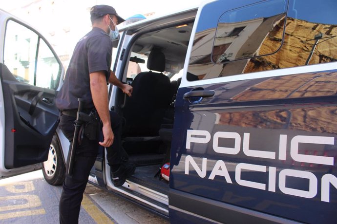 Archivo - Un agente de la Policía Nacional, en una imagen de archivo