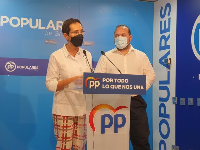 Los concejales del PP de Badajoz María José Solana y Jesús Coslado.