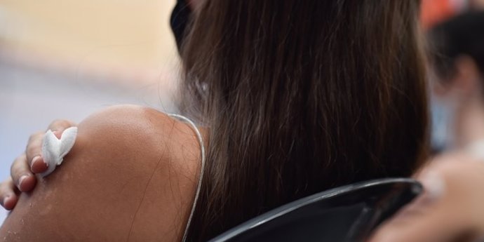 Imagen de archivo de una joven vacunada