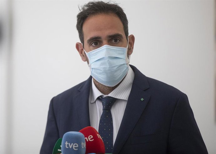 Archivo - El presidente de HORECA, Javier Frutos (i), atiende a los medios de comunicación tras el encuentro con los responsables de la Federación de Empresarios de Hostelería de Andalucía. En Sevilla (Andalucía, España), a 19 de abril de 2021.