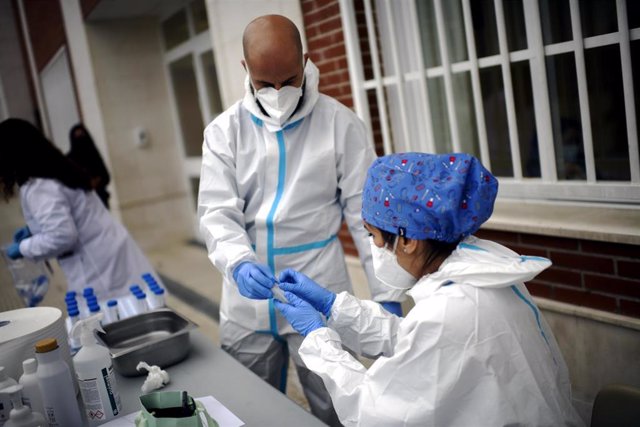 Archivo - Sanitarios realizando  tests de RT-PCR.