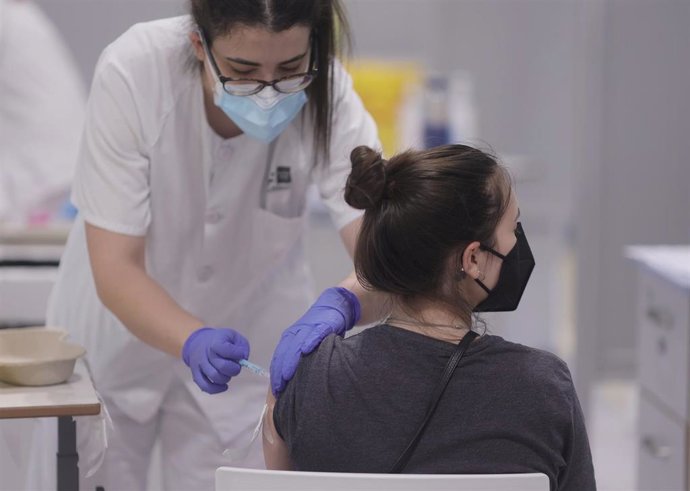 Archivo - Una persona recibe la segunda dosis de la vacuna contra el Covid-19