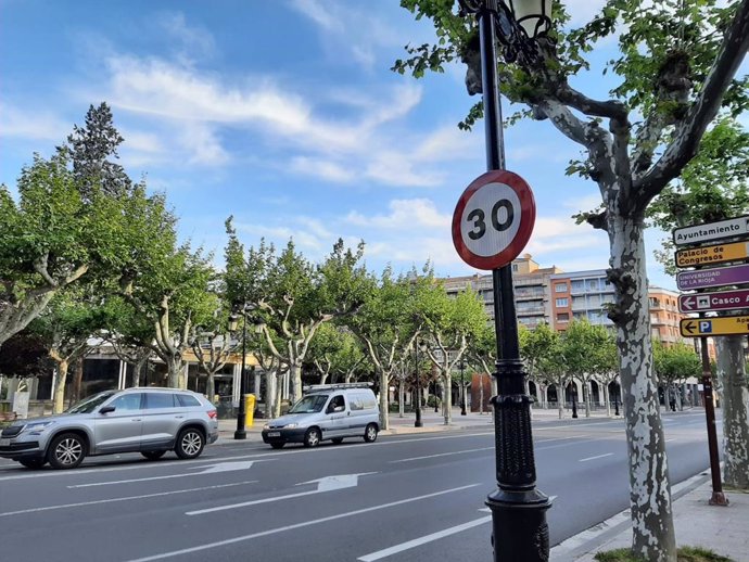 Archivo - Señales en Vara de Rey con prohibición de circular a más de 30 kilómetros por hora