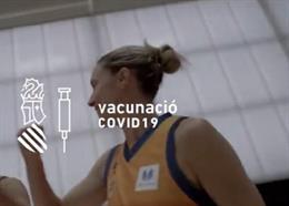 Imagen de la campaña en la que deportistas animan a los jóvenes a vacunarse