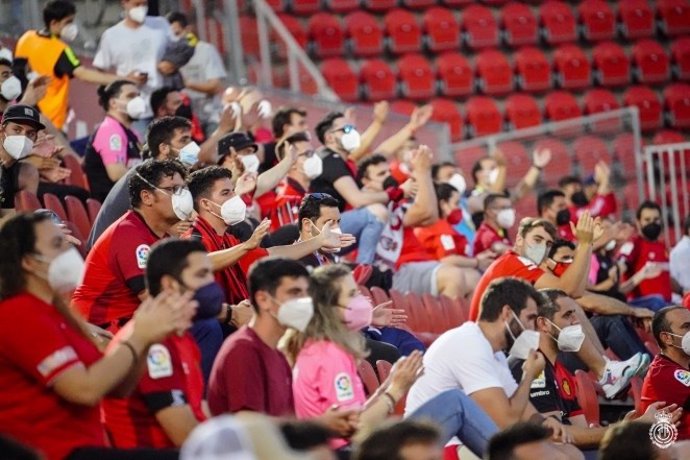 Público con mascarilla en el Visit Mallorca Estadi.