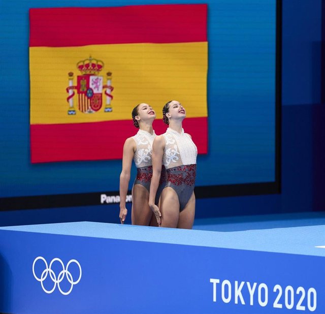 El dúo español de natación artística, formado por Alisa Ozhogina e Iris Tió, en la final de su rutina en los Juegos Olímpicos de Tokyo 2020