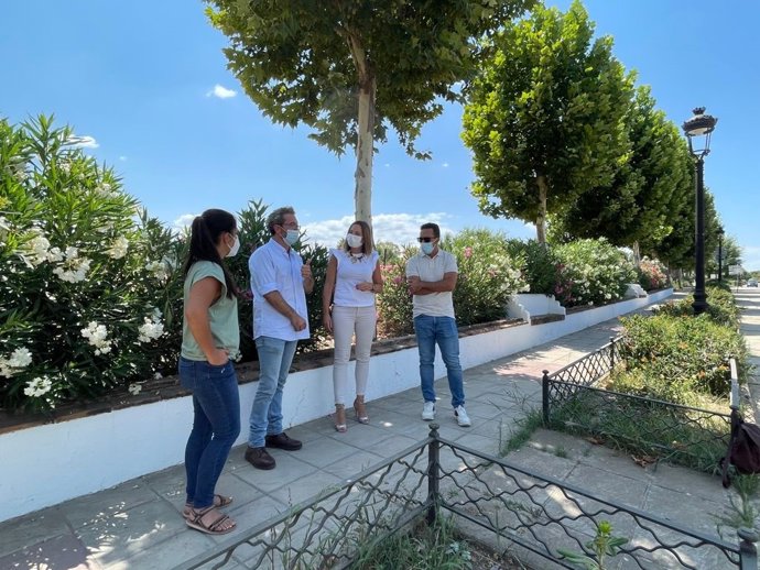 La responsable del área de Empleo de Diputación de Cádiz y vicepresidenta del IEDT, Ana Carrera, durante su visita a Puerto Serrano.