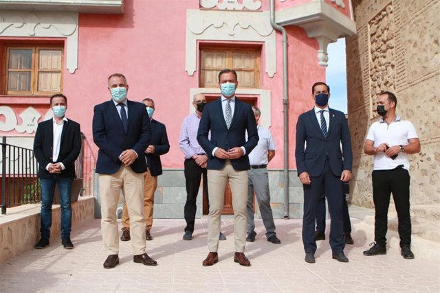 El consejero de Presidencia, Turismo y Deportes, Marcos Ortuño, en una reunión con los alcaldes de los ocho municipios de la Región con menos de 5.000 habitantes