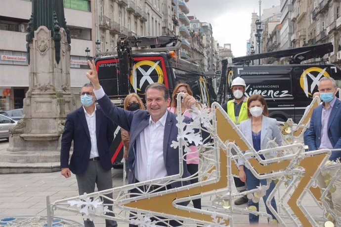 El alcalde de Vigo, Abel Caballero, acompañado de varios concejales, asiste al inicio del montaje del alumbrado navideño.