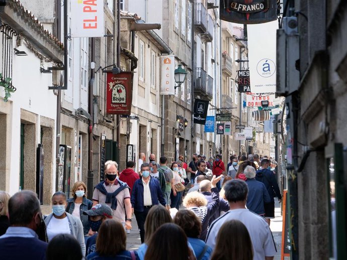 Varias personas en una calle del centro de Santiago de Compostela, a 31 de julio de 2021, en Santiago de Compostela