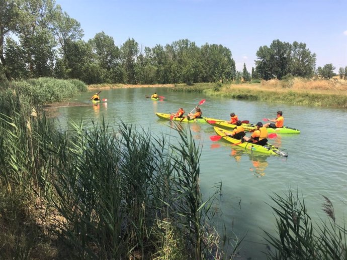 Piraguas por el canal.