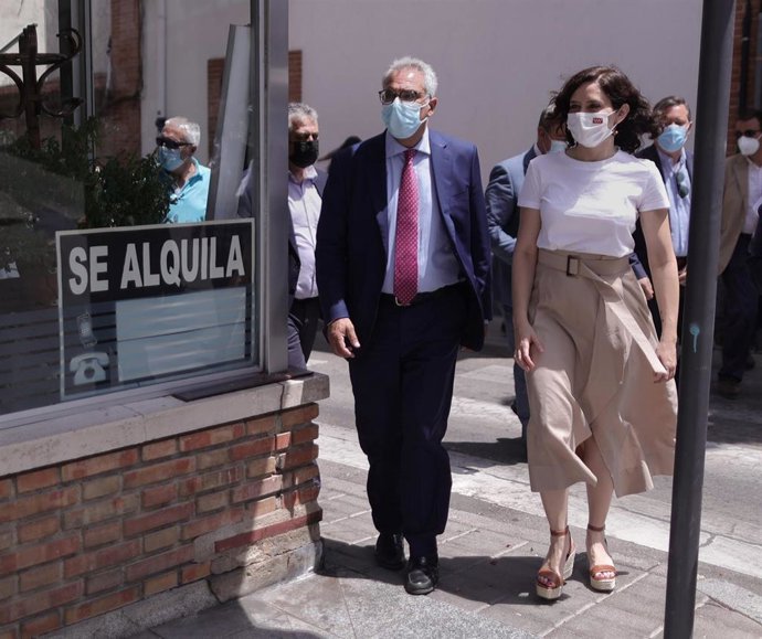 La presidenta de la Comunidad de Madrid, Isabel Díaz Ayuso (d), acompañada del consejero de Administración Local y Digitalización de la Comunidad de Madrid, Carlos Izquierdo (i), durante una visita a Villaviciosa de Odón, a 23 de julio de 2021, en Madri
