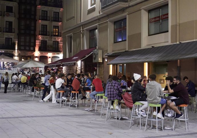 Archivo - Ambiente en una calle de bares de Santander