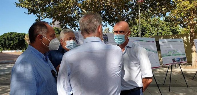 El Ayuntamiento de Sevilla, a través de su Gerencia de Urbanismo y Medio Ambiente, ha iniciado este miércoles las obras de reurbanización integral del paseo de Torneo