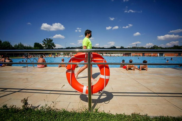 Archivo - Un socorrista en la piscina del Parque Deportivo de Puerta de Hierro, el primer día de apertura de las piscinas para la temporada de verano, a 26 de junio de 2021, en Madrid (España). La Comunidad de Madrid, inaugura la temporada de piscinas e