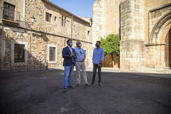 El presidente de la Diputación de Cáceres, Carlos Carlos, y el alcalde de Cáceres, Luis Salaya, visitan la Plaza del Doctor Durán