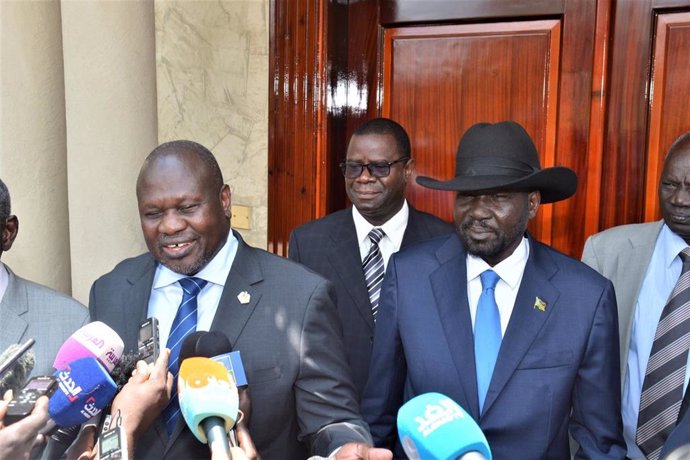 Archivo - Salva Kiir (d) y Riek Machar (i)