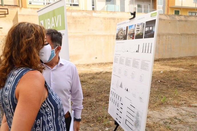 La presidenta del Govern, Francina Armengol, visita el solar del edificio que permitirá la construcción sostenible de 25 nuevas viviendas sociales