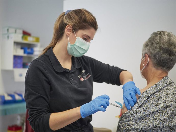 Archivo - Una mujer recibe la vacuna de Janssen contra el Covid-19