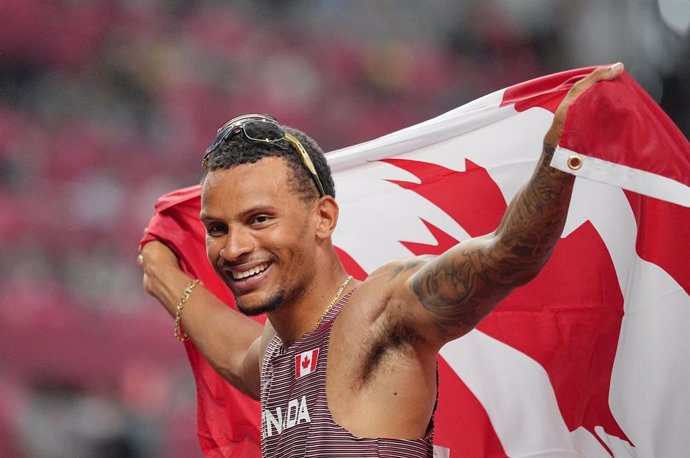 01 August 2021, Japan, Tokyo: Canada's Andre de Grasse celebrates winning the bronze medal in the Men's 100m Final race of the athletics competition at the Olympic Stadium during the Tokyo 2020 Olympic Games. Photo: Michael Kappeler/dpa
