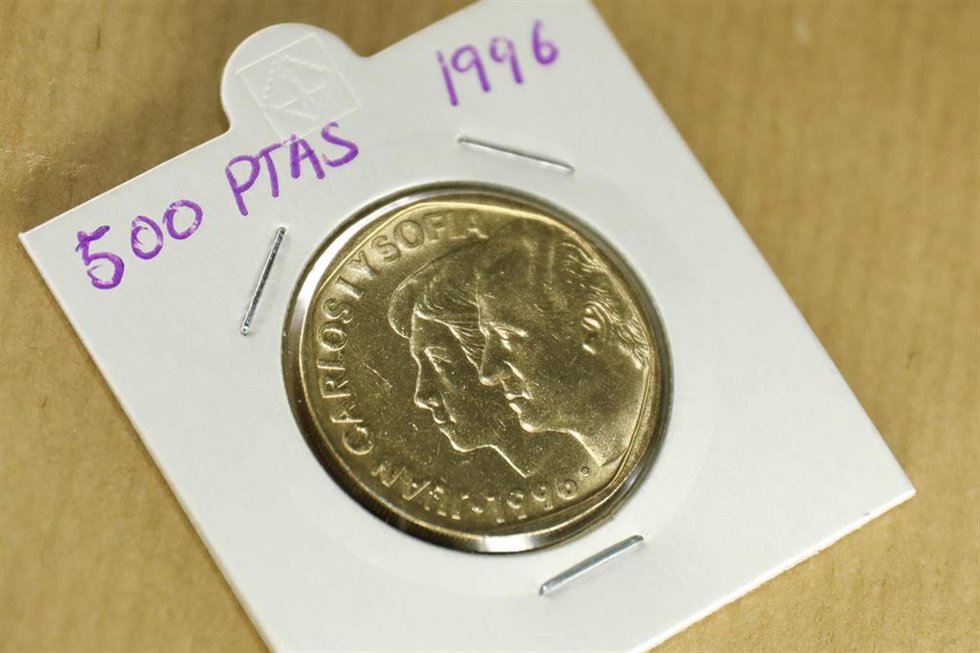 Archivo - Moneda de 500 pesetas del año 1996 con el rostro de los Reyes eméritos Juan Carlos I y Sofía 