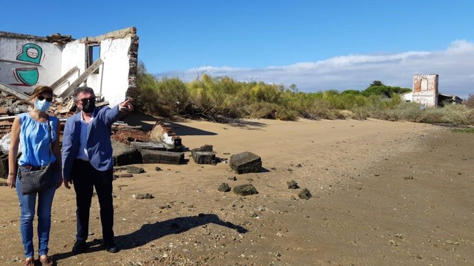 El secretario general de Infraestructuras, Movilidad y Ordenación del Territorio, Andrés Gutiérrez Istria; y la directora general de Ordenación del Territorio y Urbanismo, María del Carmen Compagni, en su visita a la Almadraba de Nueva Umbría.