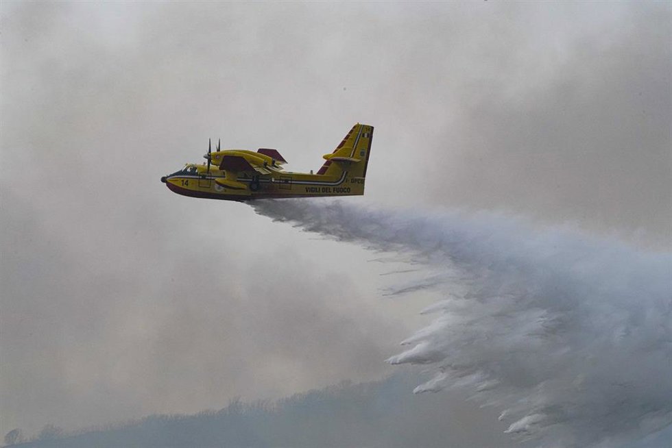 Hidroavión durante los incendios en Italia.