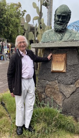 Famed Oxford Scientist Denis Noble stands next to a bust of Charles Darwin on the Galápagos Islands, where Darwin developed his Theory of Evolution.  Noble believes textbooks have omitted much of Darwins original work and says correcting how evolution 