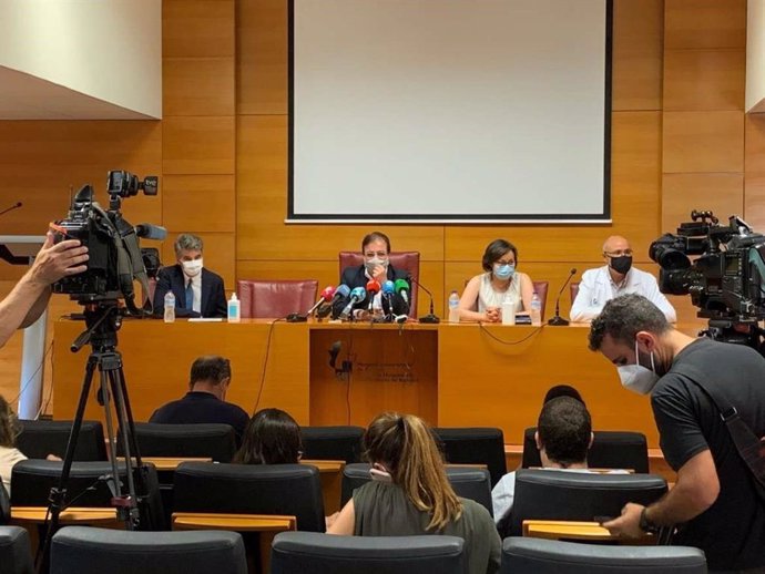 El presidente de la Junta de Extremadura, Guillermo Fernández Vara, en rueda de prensa