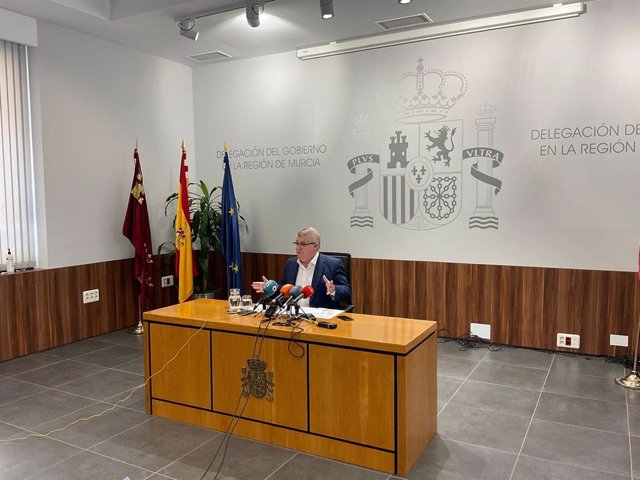 Rueda de prensa del delegado del Gobierno en Murcia, José Velez, para presentar los datos del informe 'Cumpliendo' en la Región