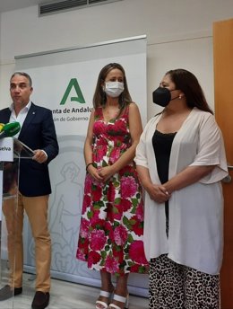 La delegada de la Junta en Huelva, Bella Verano, en rueda de prensa junto al consejero de la Presidencia, Administración Pública e Interior, Elías Bendodo, y la alcaldesa de Punta Umbría, Aurora Águedo.