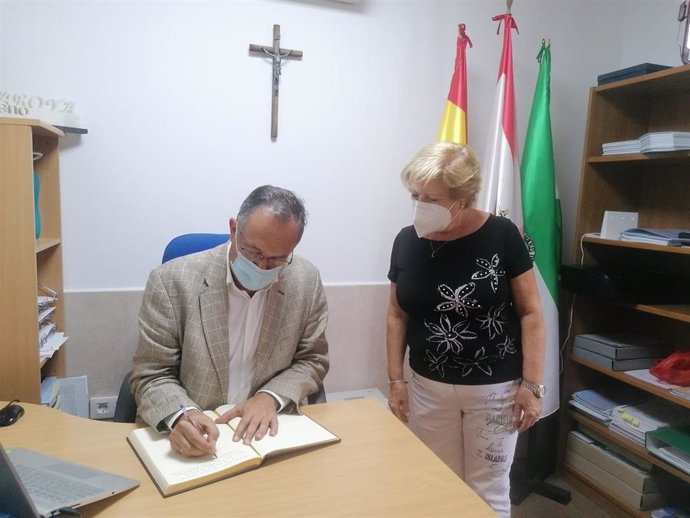 El delegado territorial de Turismo, Vicente García Egea, firma el libro de honor del Ayuntamiento de Laroya.