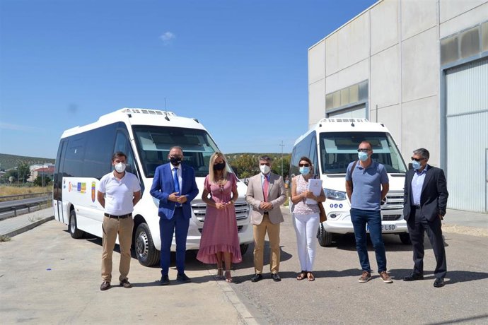 La Diputación entrega al Ayuntamiento de Bujalance dos microbuses de biodiésel, por valor de 258.066 euros, para el transporte público colectivo de viajeros.