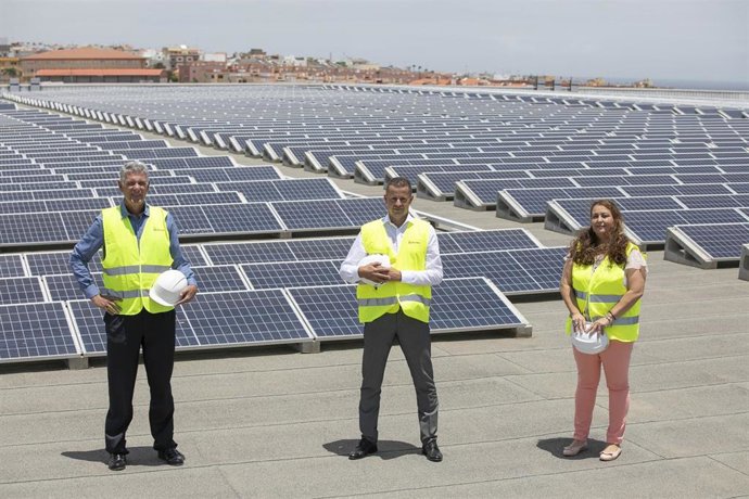 José Luis Sánchez Ramón responsable de Grandes Clientes de Endesa en Canarias; Rubén Molowny, director técnico de HiperDino y Cristina Lorenzo, consultora técnica de Endesa X, presentes en la puesta en marcha de la planta fotovoltáica