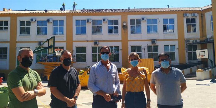 Inmaculada Troncoso visita las obras de retirada de amianto en el Centro de Educación Infantil y Primaria (CEIP) Colón de la capital.