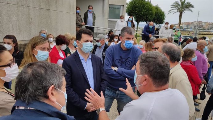 Sanitarios se concentran frente al centro de salud de Baltar (Sanxenxo, Pontevedra) para denunciar el aumento de la presión asistencial
