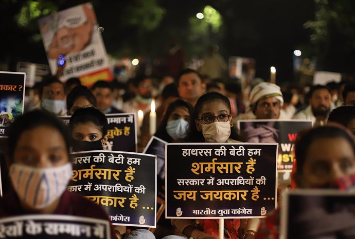 Protestas en Nueva Delhi por el asesinato y la cremación forzada de una niña de 9 años, que se sospecha pudo haber sido violada.