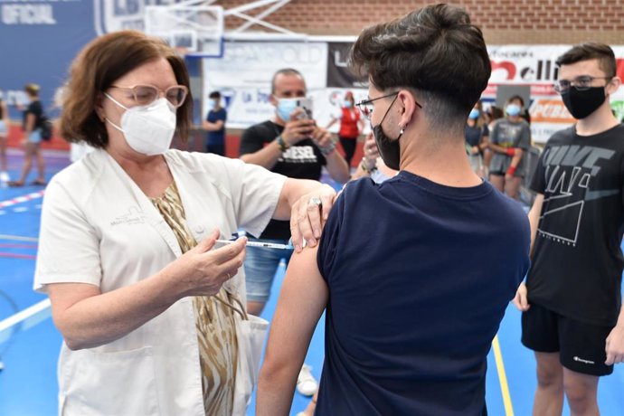 Un joven recibe la primera dosis de la vacuna Moderna en el Pabellón Jara Carrillo, a 3 de agosto de 2021, en Alcantarilla, Murcia (España).
