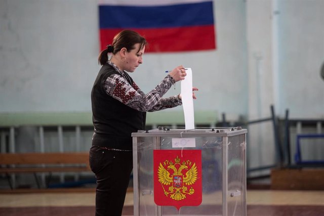 Centro de votación en San Petersburgo, durante las presidenciales rusas de 2018.