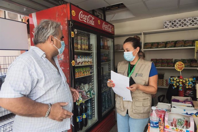 Una trabajadora de Acción contra el Hambre dando apoyo a un comercio pequeño en Líbano.