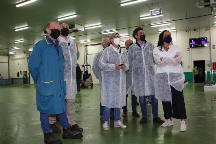 La conselleira do Mar, Rosa Quintana, visita la lonja de Burela (Lugo)