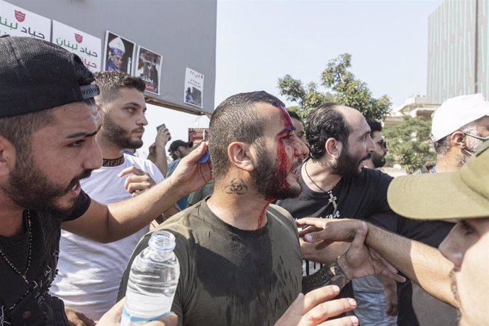 Un manifestante herido por las fuerzas de seguridad libanesas durante las protestas por el primer aniversario de las explosiones en el puerto de Beirut que causaron más de 200 muertos.
